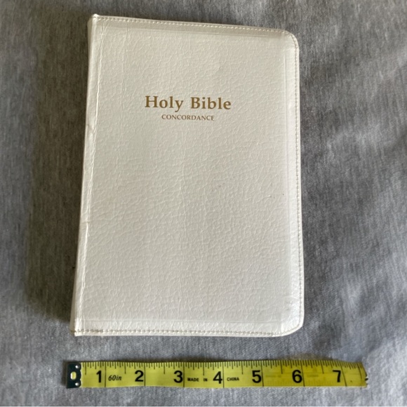 Holy Bible with Concordance in white zipped case Kings James version. - Picture 2 of 16